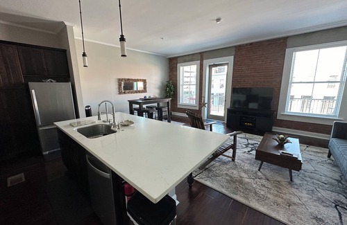 Galveston Condominio | Charming 2bed, 2bath condo on The Strand, Galveston with WiFi, AC, garage