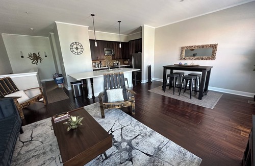 Galveston Condominio | Charming 2bed, 2bath condo on The Strand, Galveston with WiFi, AC, garage