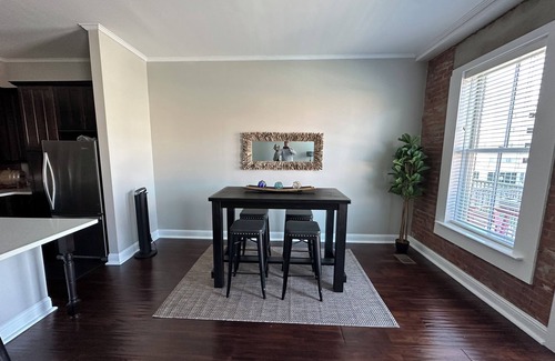 Galveston Condominio | Charming 2bed, 2bath condo on The Strand, Galveston with WiFi, AC, garage