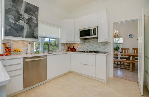 Ojai Otro | Charming 2bedroom Farmhouse in tranquil Ojai with views of the Sacred Topa Topas