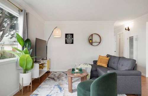 Pacifica Apartamento | Charming 2Beds with Mountain & Ocean Views