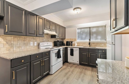 Charlotte Condominio | Charming 2BR/1.5BA Condo Near NoDa & Uptown Free Parking + Full Kitchen