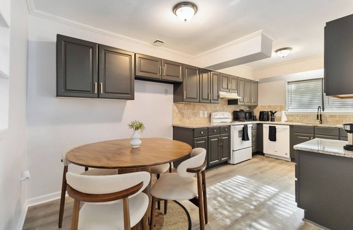 Charlotte Condominio | Charming 2BR/1.5BA Condo Near NoDa & Uptown Free Parking + Full Kitchen