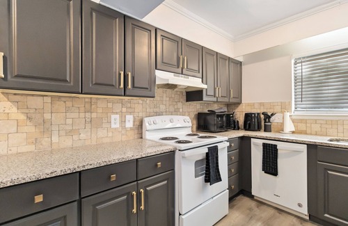 Charlotte Condominio | Charming 2BR/1.5BA Condo Near NoDa & Uptown Free Parking + Full Kitchen