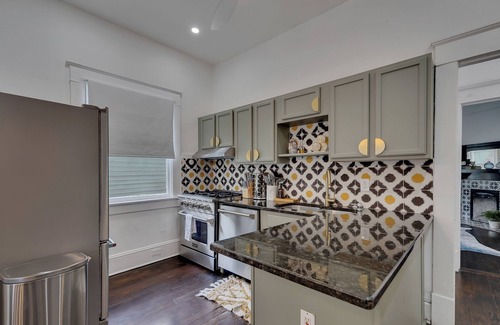 Inman Park Apartamento | Charming 2BR/2BA lower-level unit in a classic Inman Park duplex. Features full kitchen, cozy living area with fireplace, Southern-style front porch, clawfoot tub, in-unit laundry, and dedicated parking. Walkable to dining and MARTA.