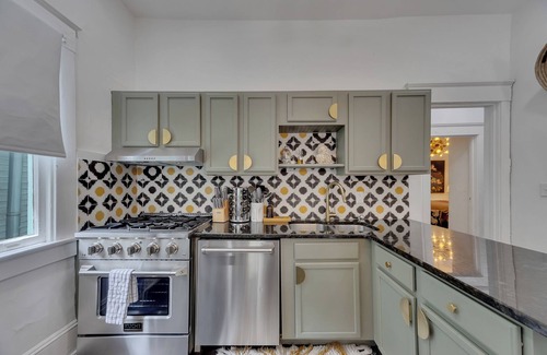 Inman Park Apartamento | Charming 2BR/2BA lower-level unit in a classic Inman Park duplex. Features full kitchen, cozy living area with fireplace, Southern-style front porch, clawfoot tub, in-unit laundry, and dedicated parking. Walkable to dining and MARTA.