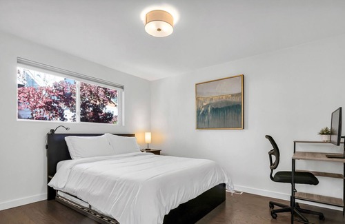 Phinney Ridge Casa | Charming 2BR Ballard Home w/ 2 Work Stations