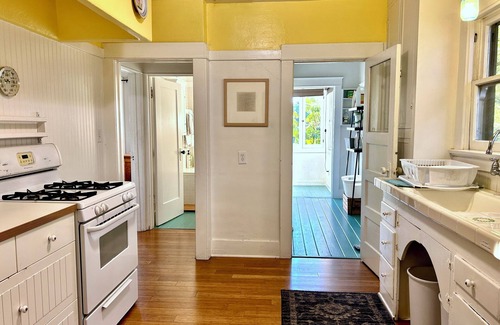 Silver Lake Apartamento | Encantador 2BR Cape-style en Silver Lake con Sun Porch y vistas