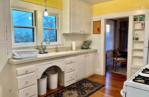 Silver Lake Apartamento | Encantador 2BR Cape-style en Silver Lake con Sun Porch y vistas