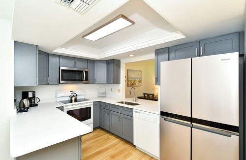 Sarasota Villa | Charming 2BR Close to Siesta Pool & Tennis Resort-style Community