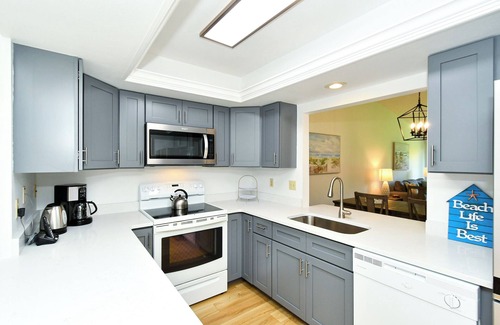 Sarasota Villa | Charming 2BR Close to Siesta Pool & Tennis Resort-style Community