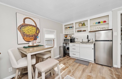 Lake Geneva Casa | Charming 2BR Coach House in Maple Park – Walk to Downtown & Lake