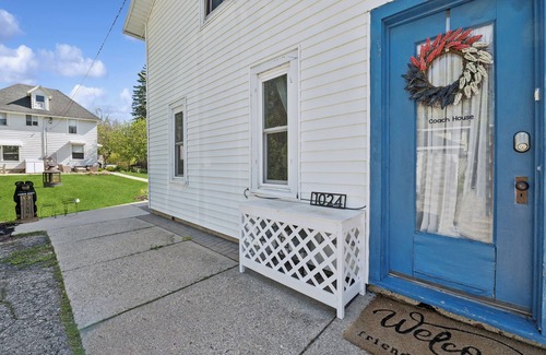Lake Geneva Casa | Charming 2BR Coach House in Maple Park – Walk to Downtown & Lake