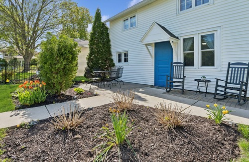 Lake Geneva Casa | Charming 2BR Coach House in Maple Park – Walk to Downtown & Lake