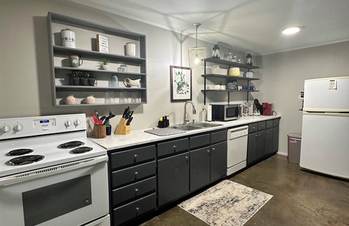 Natchitoches Apartamento | Charming 2BR Guesthouse, King Beds, Kitchen & Parking Close to Historic Downtown