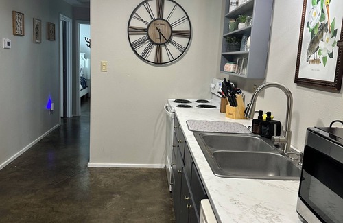 Natchitoches Apartamento | Charming 2BR Guesthouse, King Beds, Kitchen & Parking Close to Historic Downtown