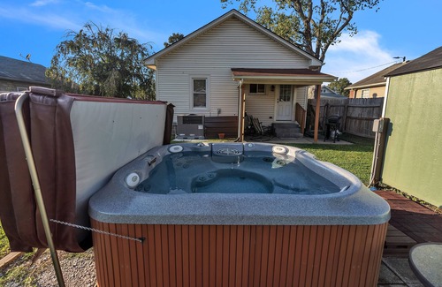 New Albany Casa | Charming 2br Hot Tub Getaway 2 Bedroom Home