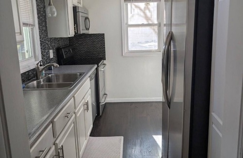 Des Moines Casa | Charming 2BR house in central Des Moines with AC & WiFi - easy access to I235!