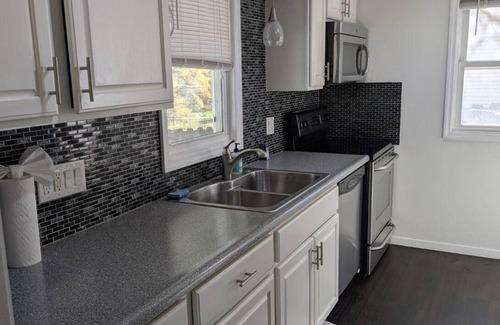 Des Moines Casa | Charming 2BR house in central Des Moines with AC & WiFi - easy access to I235!