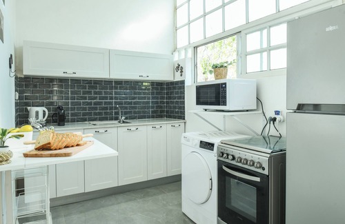 Haifa Apartamento | Charming 2BR in Haifa by Sea N' Rent