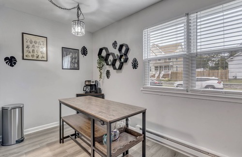 Bayview Condominio | Charming 2BR Norfolk Home 2 blocks from Beach