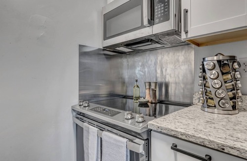 Bayview Condominio | Charming 2BR Norfolk Home 2 blocks from Beach