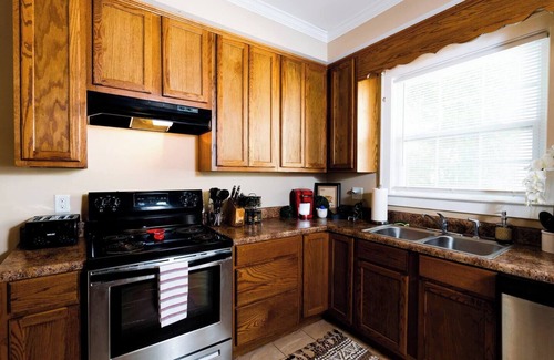 Montgomery Cabaña | Charming 2BR Pet-Friendly Cottage | Near Capitol
