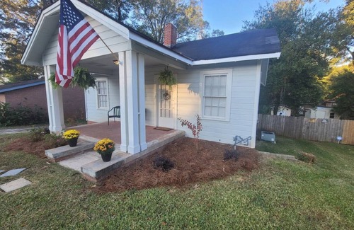 Montgomery Cabaña | Charming 2BR Pet-Friendly Cottage | Near Capitol
