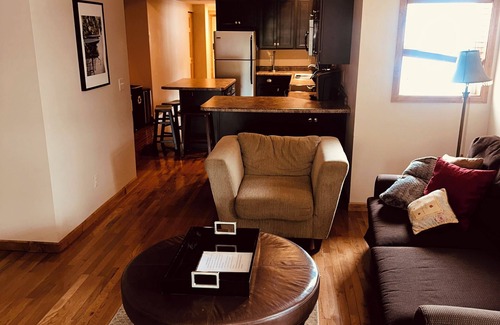 Summit Hill Apartamento | Charming 2BR Retreat in Saint Paul’s Premier Neighborhood – Walkable & Serene