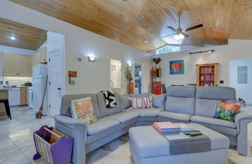 St. Augustine Cabaña | Charming 2BR Uptown Cottage - Artsy & Vibrant!