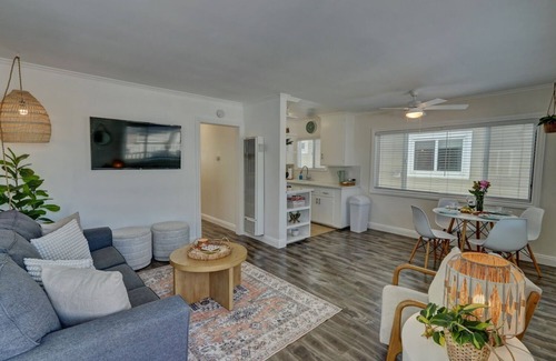 West Newport Apartamento | Charming 2BR w/Balcony, BBQ & Outdoor Dining