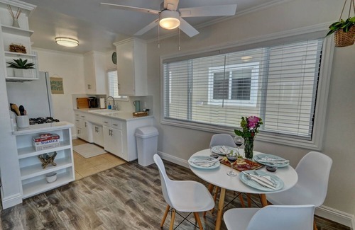 West Newport Apartamento | Charming 2BR w/Balcony, BBQ & Outdoor Dining