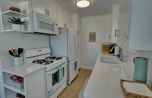 West Newport Apartamento | Charming 2BR w/Balcony, BBQ & Outdoor Dining