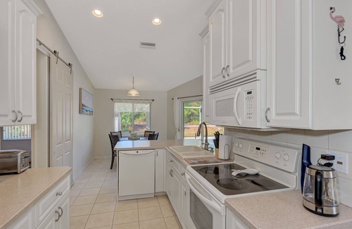 North Port Casa | Charming 3/2 Home W/Saltwater & Heated Pool Near Several Beautiful Beaches