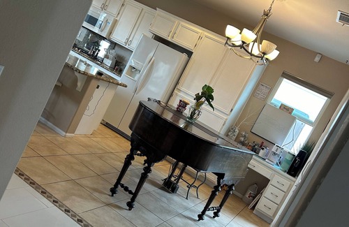 Desert Hot Springs Casa | Charming 3-bedrm house 2 1/2 bath 2 car garage in Desert gated community.