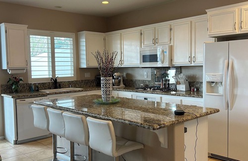 Desert Hot Springs Casa | Charming 3-bedrm house 2 1/2 bath 2 car garage in Desert gated community.