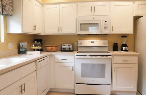North Forest Beach Cabaña | Charming 3-bedroom cottage in lovely Hilton Head Island with WiFi, fitness room