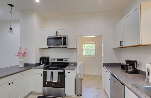 Spartanburg Casa | Charming 3 bdrm, 2 ba house with fence centrally located to everything, I85, I26