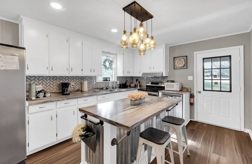 Warner Robins Casa | Charming 3 bdrm w/ GAME ROOM & King Sized Bed and TV in Every Room