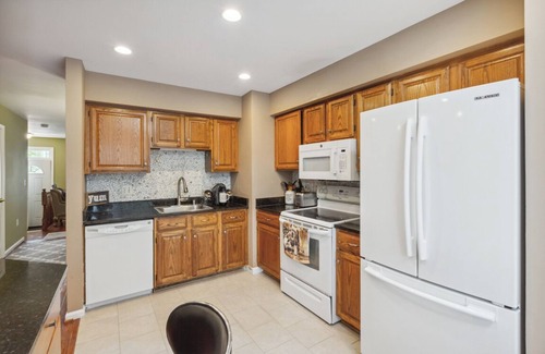 Germantown Casa | Charming 3-bed, 2.5 baths townhome in Germantown with WiFi, AC, 2 parking.