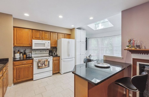 Germantown Casa | Charming 3-bed, 2.5 baths townhome in Germantown with WiFi, AC, 2 parking.