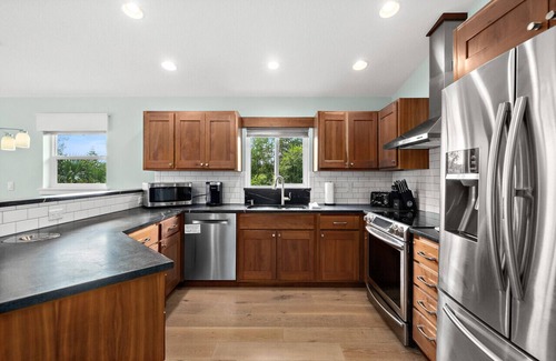 Marineland Acres Casa | Charming 3-Bed 2.5-Bath Secluded Oasis Just 1 Block from the Beach + Open-Air & Screened Deck
