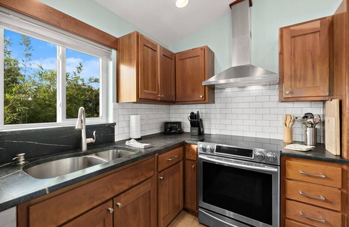 Marineland Acres Casa | Charming 3-Bed 2.5-Bath Secluded Oasis Just 1 Block from the Beach + Open-Air & Screened Deck