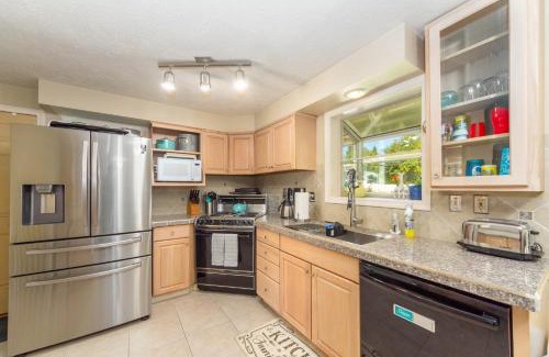 Spokane Valley Casa | Charming 3 Bed 2 and a half Bath Family Oasis - Pool BBQ Fire Pit