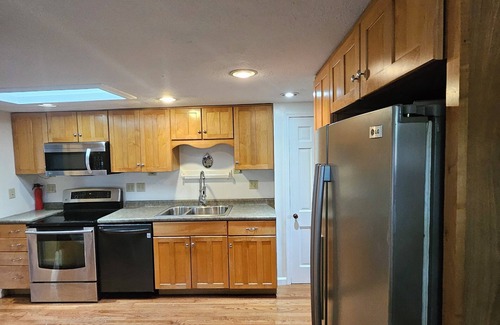 Groesbeck Casa | Charming 3-bed/ 2-bath home w parking central to Downtown and Spooky Nook Sports