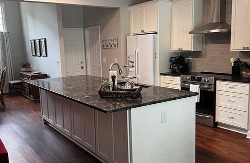Mableton Casa | Charming 3-bed, 2-bath house in Mableton with Wi-Fi, seasonal pool, firepit