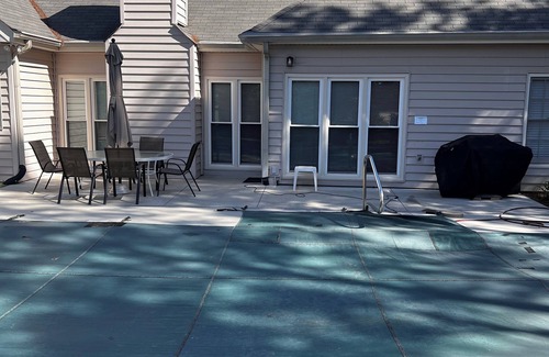 Mableton Casa | Charming 3-bed, 2-bath house in Mableton with Wi-Fi, seasonal pool, firepit