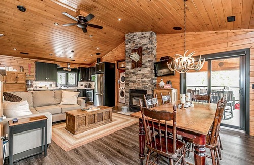 Georgian Bay Cabaña | Charming 3 bed, 3 bath log cabin on Six Mile Lake. Stunning Muskoka room!