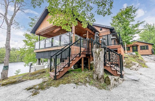 Georgian Bay Cabaña | Charming 3 bed, 3 bath log cabin on Six Mile Lake. Stunning Muskoka room!