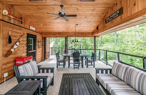 Georgian Bay Cabaña | Charming 3 bed, 3 bath log cabin on Six Mile Lake. Stunning Muskoka room!